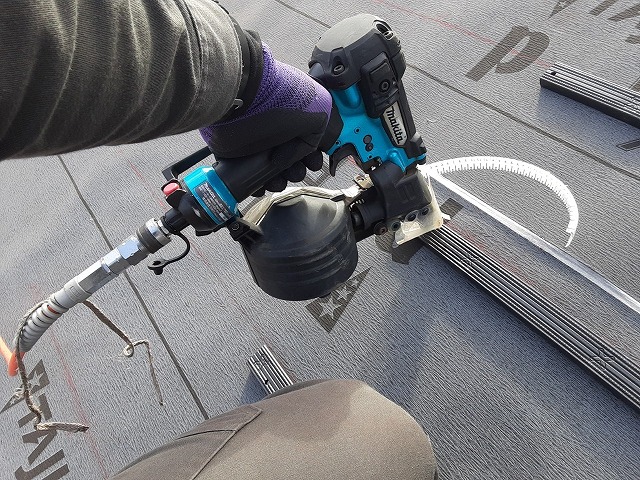 瓦桟を高圧エアー式釘打ち機で固定します